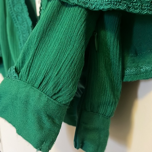 Rich green crop top, with wide sleeves and invisible side zipper. - Picture 4 of 6